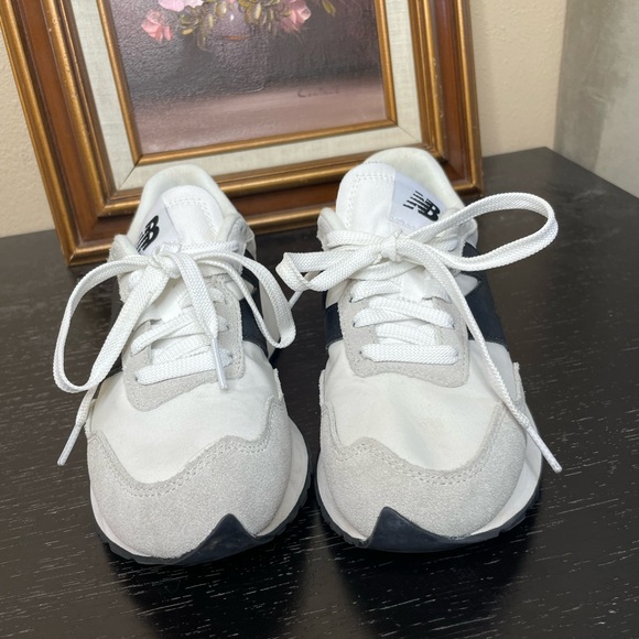 New Balance Classic 237 White and Black Trainers 6 in women’s - Picture 2 of 8